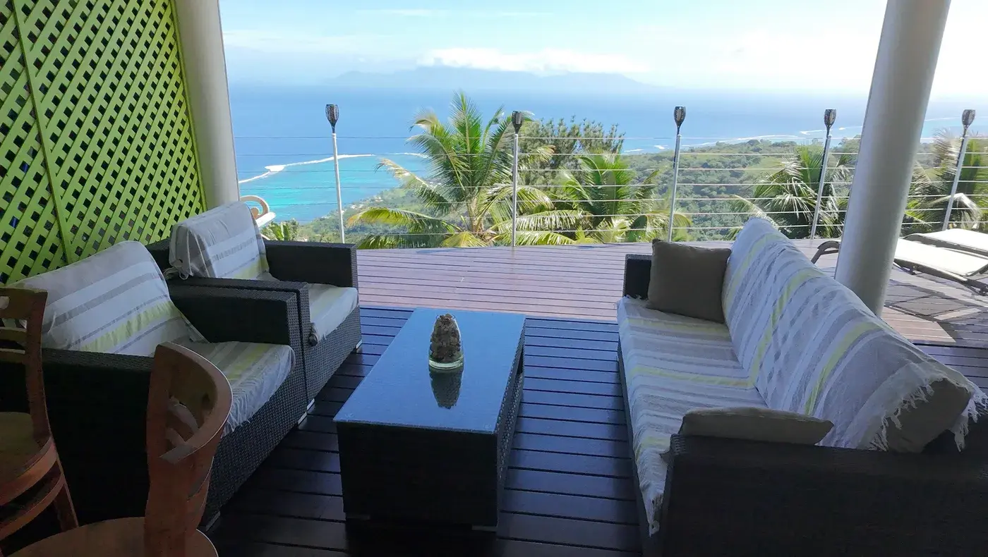 Bar and living area open to the garden at Villa Paradise Tahiti