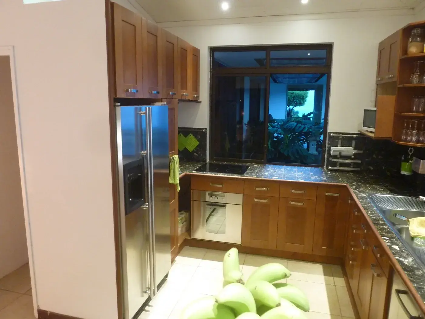 Fully equipped open kitchen of Villa Paradise Tahiti