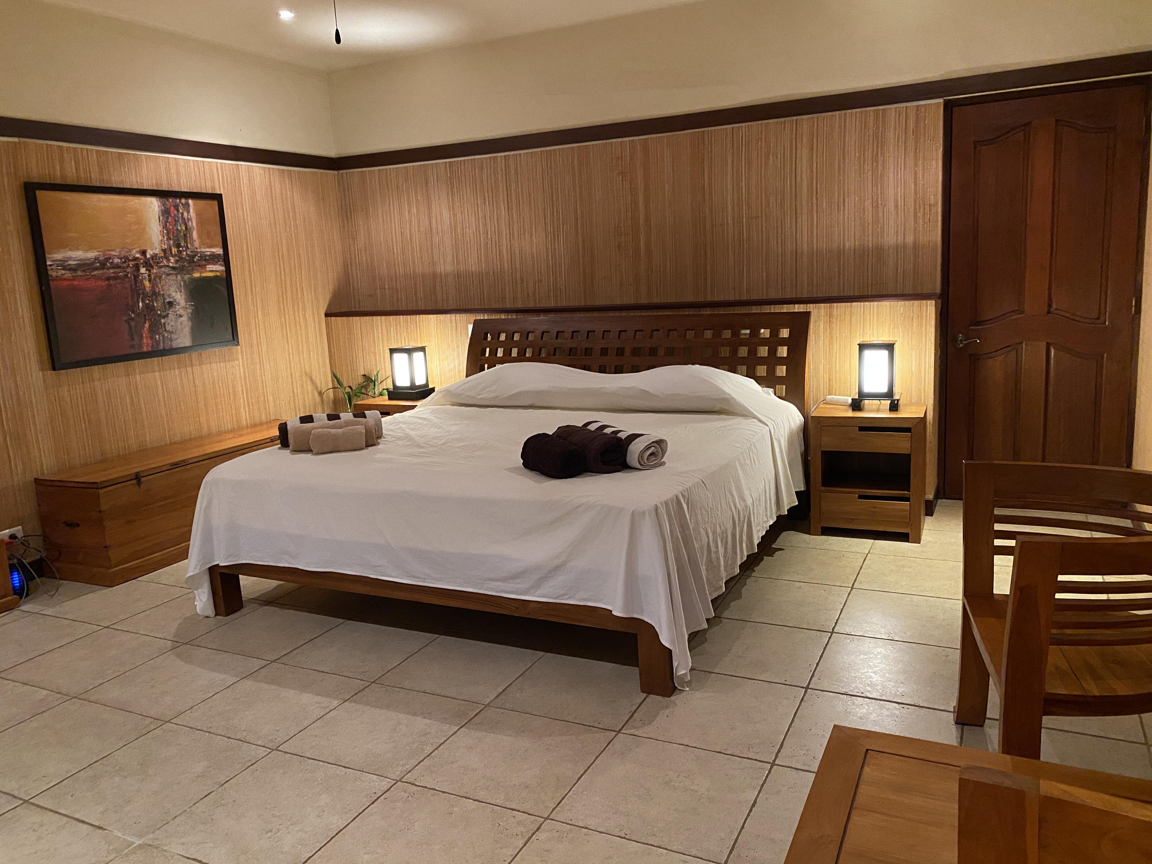 Chambre parentale avec lit king size à Villa Paradise Tahiti